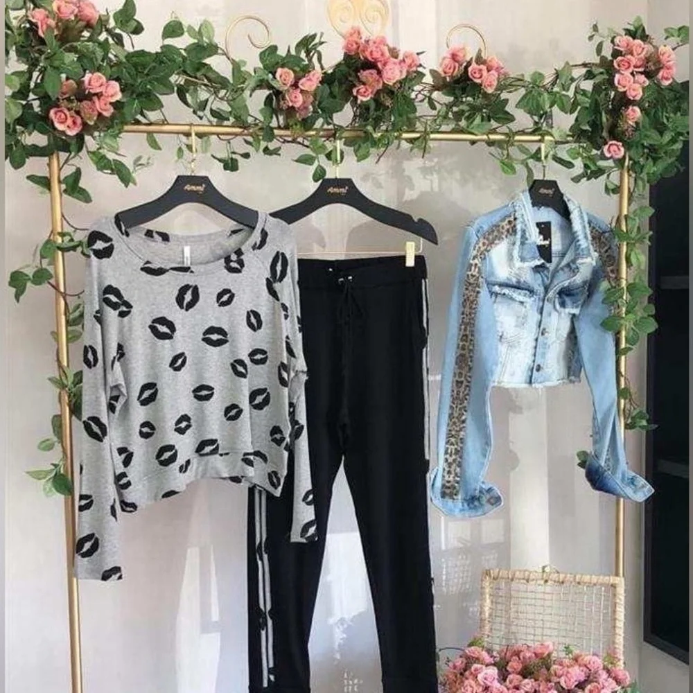 β€οΈLIKE this post to be notified of live show β€οΈjewelryπclothes πand shoes π - Picture 1 of 2